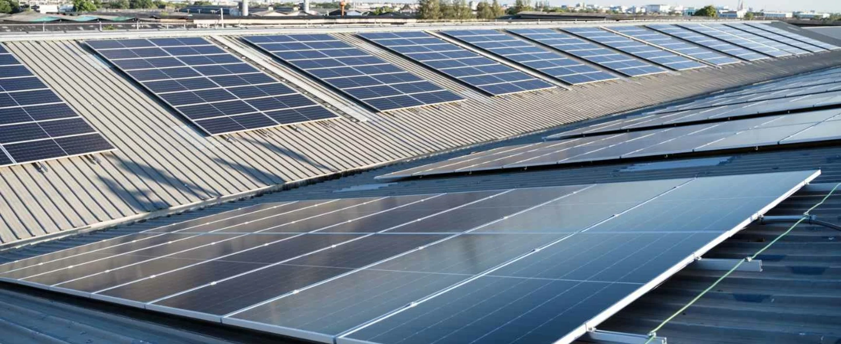 Installation de panneaux solaires sur les toitures et accord de l’Architecte des Bâtiments de France