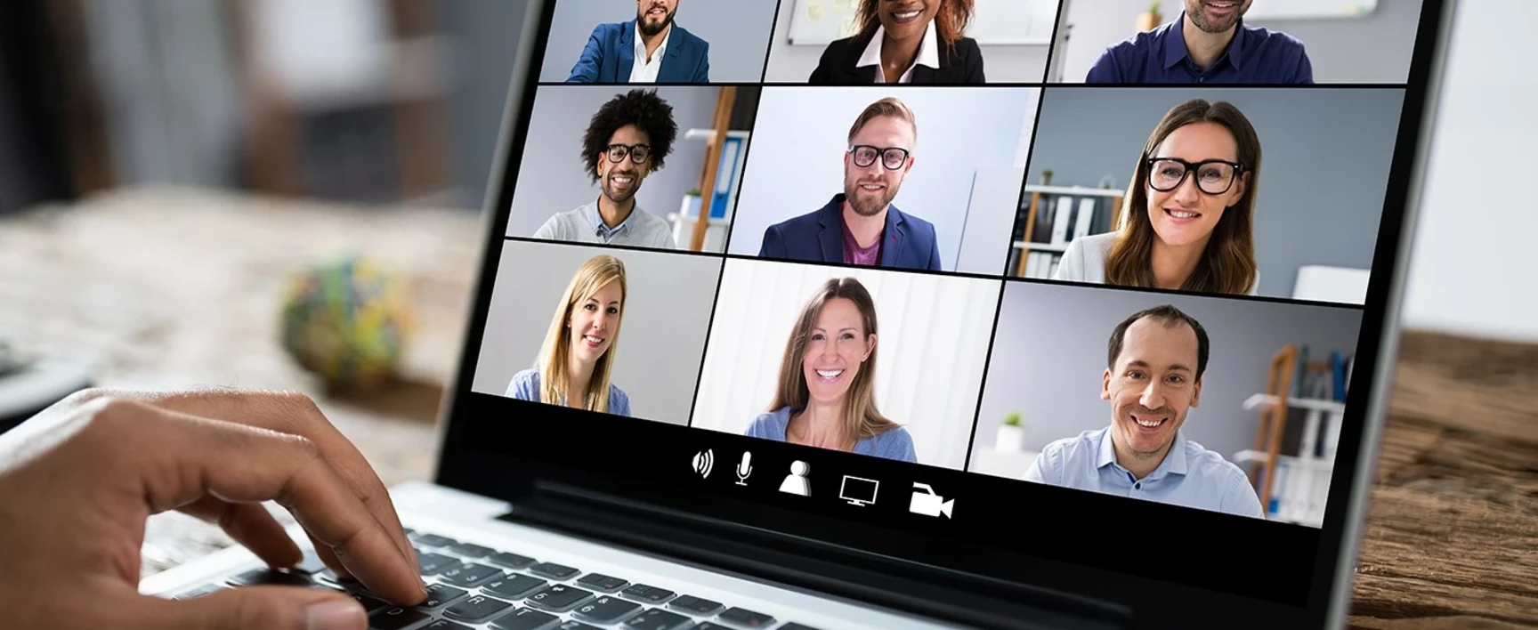 Un écran d'ordinateur portable affiche des personnes en visioconférence