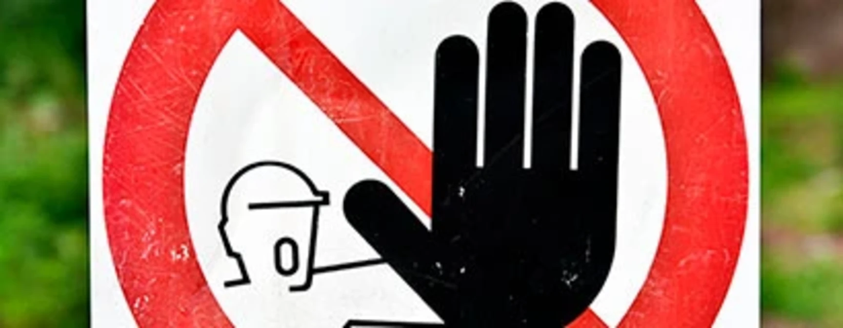 Installation d'une clôture barbelée en limite de propriété longeant un chemin communal