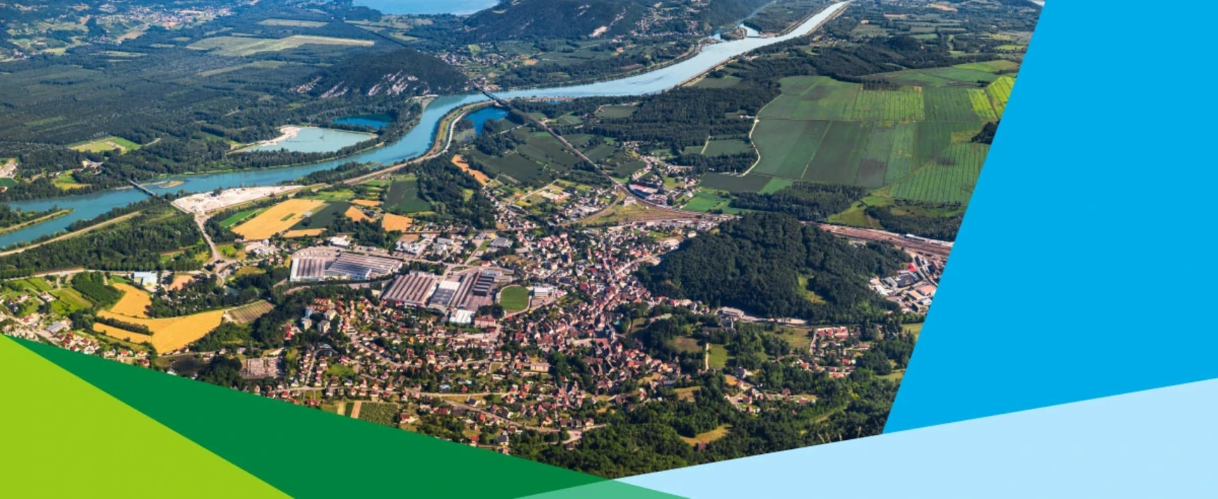 Photo : vue aérienne du beau paysage Français des montagnes du Bugey, dans le département de l'Ain Auvergne-Rhône-Alpes, avec la petite ville de Culoz, le Rhône et le célèbre lac du Bourget en arrière-plan en été