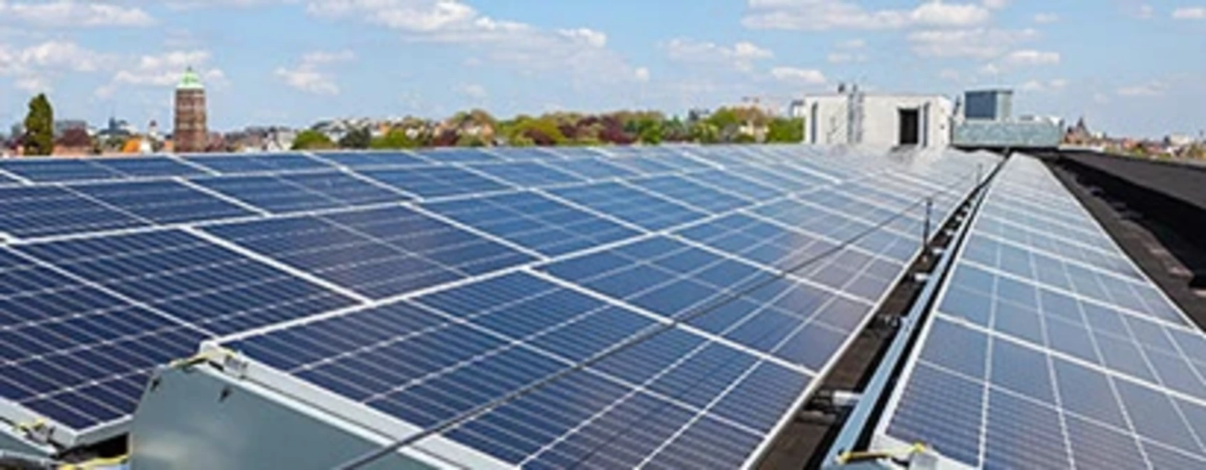 Peut-on imposer que les propriétaires, et non les entreprises, déposent les demandes d’installation de panneaux photovoltaïques ?